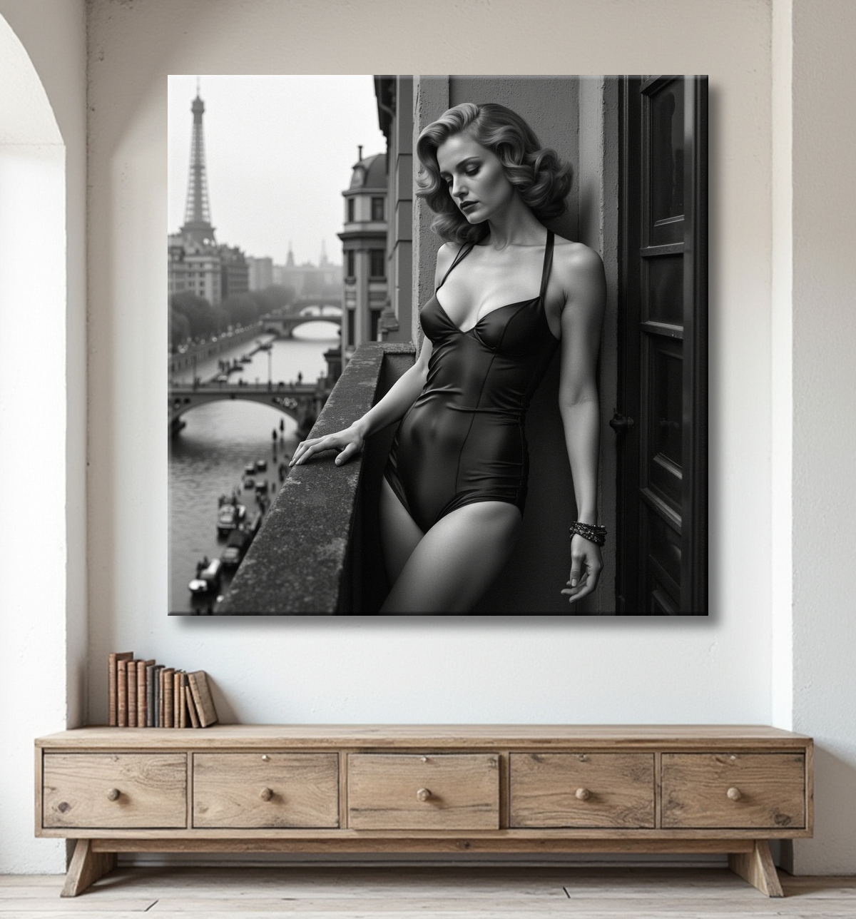 Femme au balcon – tableau noir et blanc intimiste avec decor
