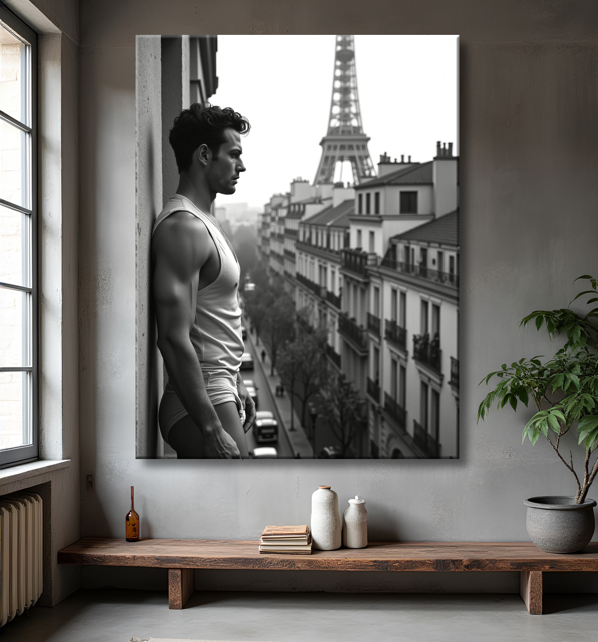 Tableau en noir et blanc représentant un homme en tenue décontractée sur un balcon parisien. Une scène élégante, sobre et contemporaine avec vue sur Paris.