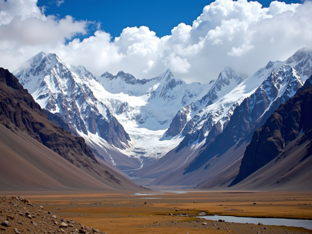 Tableau photographique représentant les montagnes de l’Himalaya surplombant un vaste plateau désertique. Une scène naturelle saisissante entre immensité minérale et paysage aride.