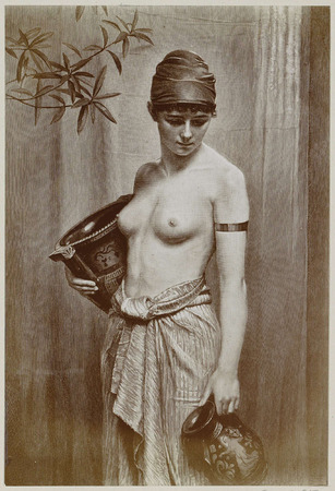 Impression sur toile ou affiche encadrée d'art made in France. Photo reproduction d'une gravure sur bois d'après le tableau Wasserträgerin de Max Nonnenbruch...