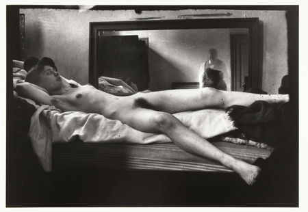 Affiche encadrée fine art made in France ou toile imprimée. Portrait d'un nu féminin avec Breitner photographiant dans le miroir...