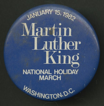 Tirage sur toile de qualité ou affiche encadrée fabriquée en France. Bouton Pinback faisant la promotion de la Journée Martin Luther King. Bouton rond à épingle...