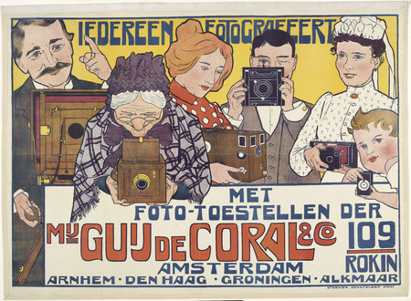 Affiche encadrée d'art fabriquée en France ou toile imprimée. Affiche Tout le Monde Photographe pour Guy de Coral & Co. Image de six personnes tenant chacune un appareil photo...