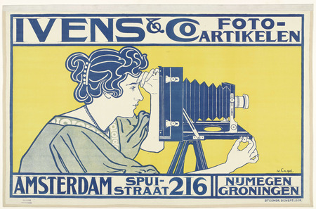 Poster encadré made in France ou toile fine art. Affiches publicitaires pour Ivens & Co et Guy de Coral & Co. Image d'une femme regardant à travers un appareil photo...