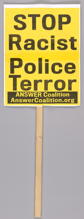 Toile fine art imprimée qualité française ou affiche encadrée. Pancarte avec "Stop the War on Black America" utilisée lors de manifestations à Washington, DC...