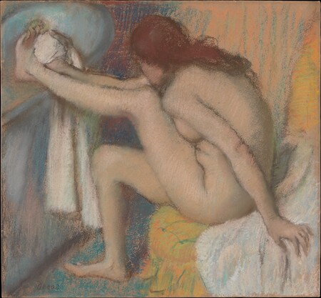 Affiche encadrée d'art réalisée en France ou toile fine art imprimée. Femme séchant son pied...