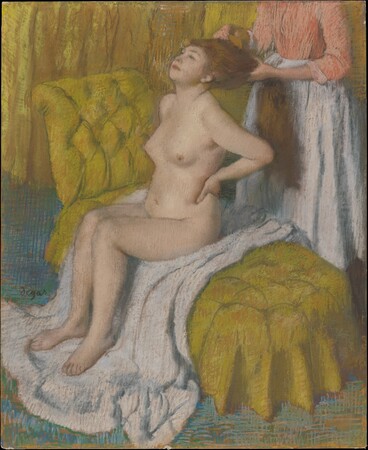 Impression d'affiche encadrée fine art made in France ou toile d’art. Femme ayant ses cheveux peignés...