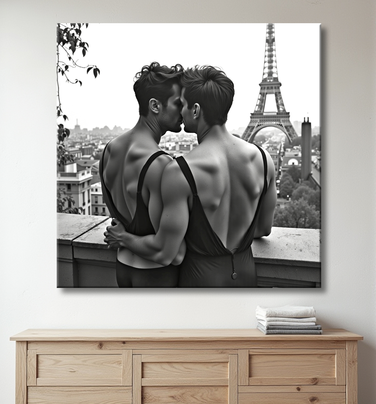 Tableau noir et blanc représentant un couple d'hommes dans un décor parisien élégant. Une scène douce et contemporaine, sobre et esthétique, pensée pour une décoration moderne et inclusive.