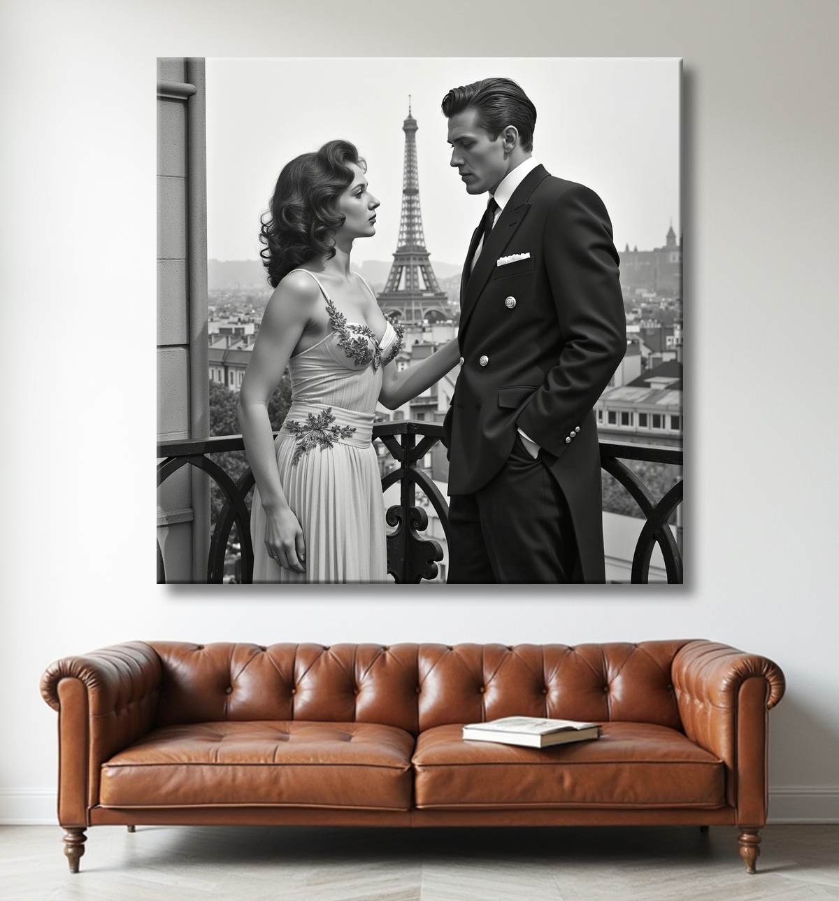 Tableau en noir et blanc représentant un couple sur un balcon parisien. Une scène élégante, mode et intimiste, avec vue sur les toits de Paris. Esthétique sobre et grain photographique raffiné.