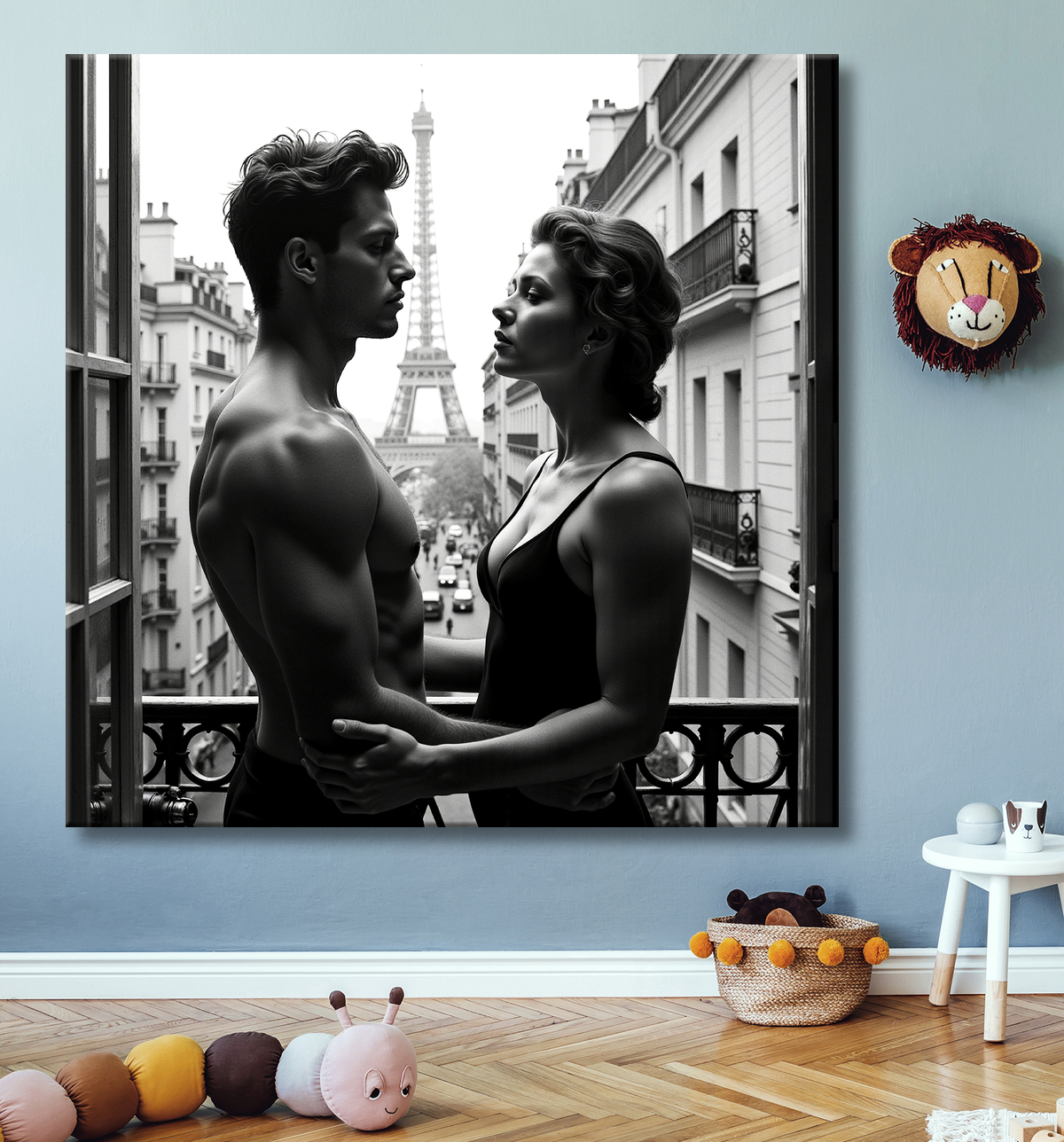Tableau en noir et blanc représentant un couple sur un balcon parisien. Une scène élégante, mode et intimiste, avec vue sur les toits de Paris. Esthétique sobre et grain photographique raffiné.