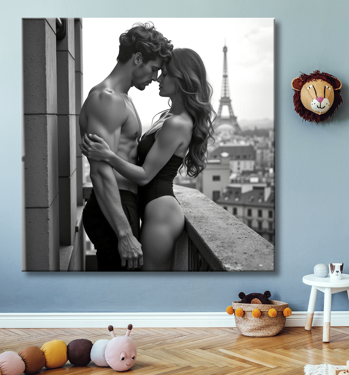 Tableau en noir et blanc représentant un couple sur un balcon parisien. Une scène élégante, mode et intimiste, avec vue sur les toits de Paris. Esthétique sobre et grain photographique raffiné.