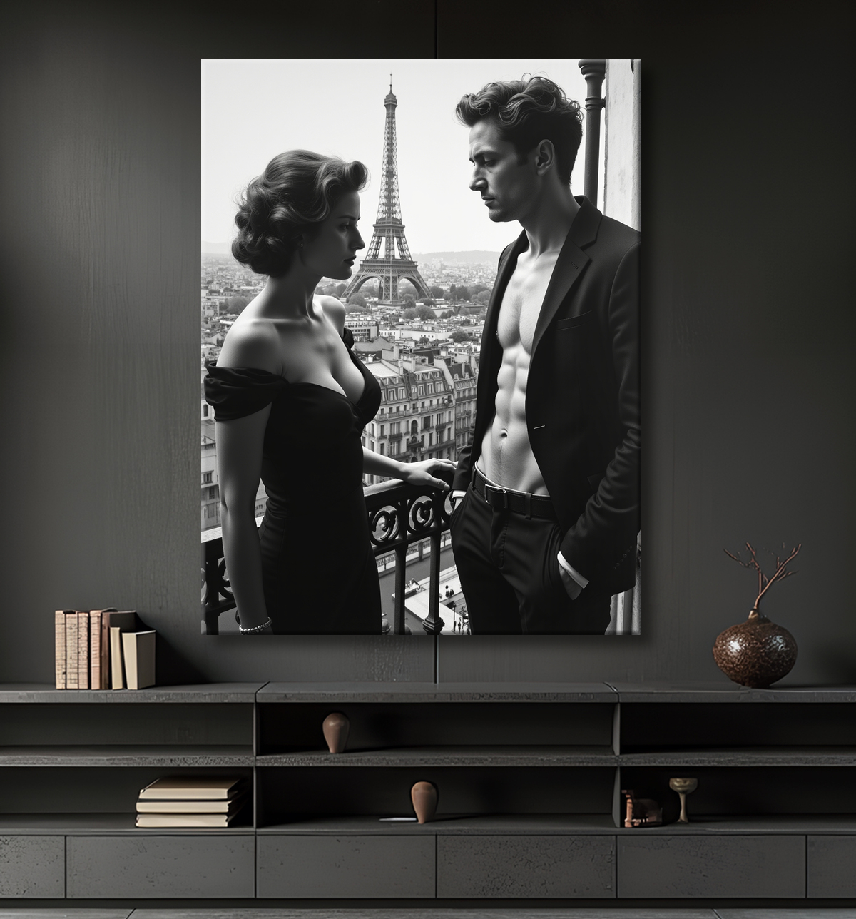 Tableau en noir et blanc représentant un couple sur un balcon parisien. Une scène élégante, mode et intimiste, avec vue sur les toits de Paris. Esthétique sobre et grain photographique raffiné.