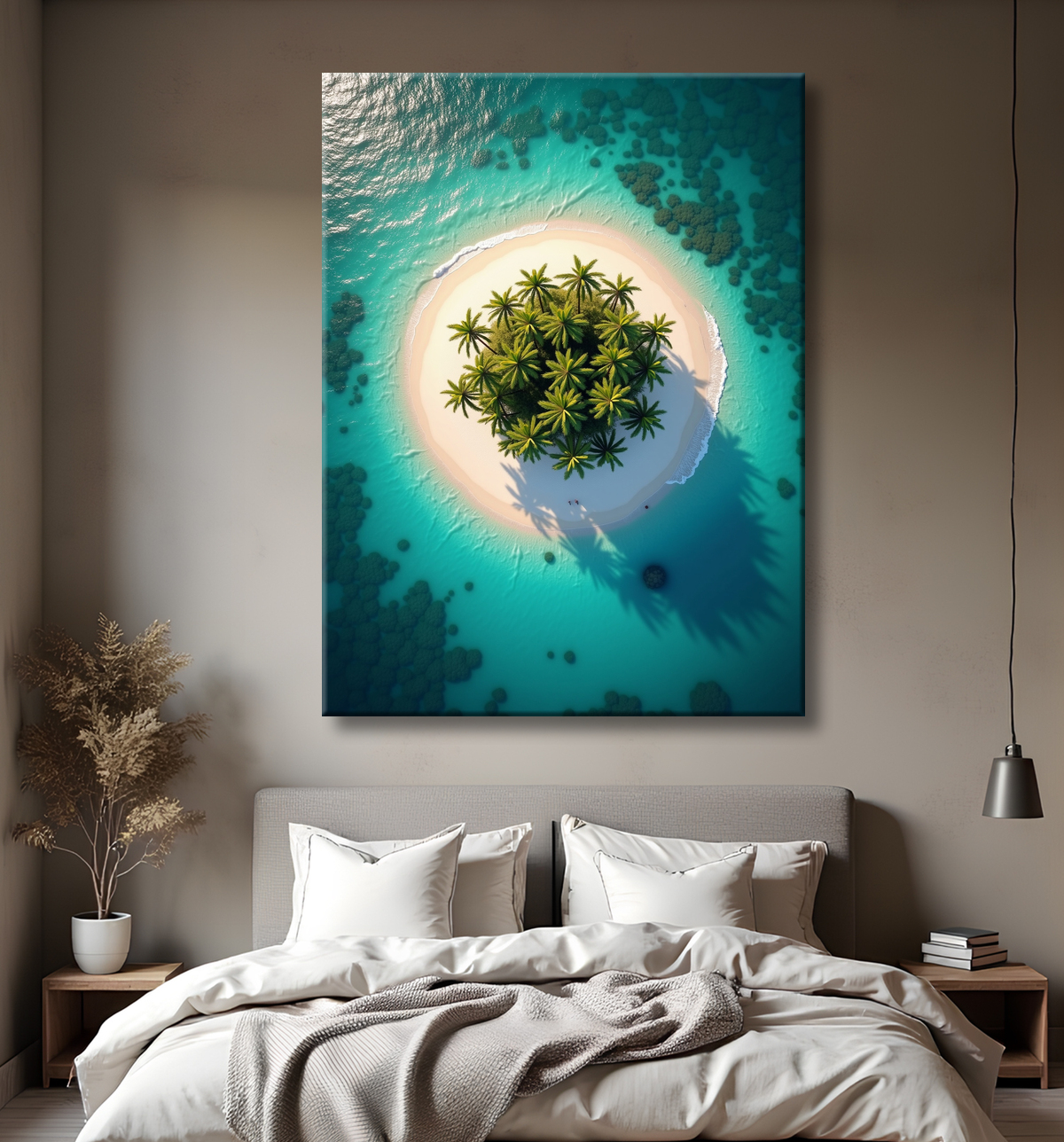 Tableau aérien unique représentant une petite île déserte bordée de plages blanches, entourée d'une mer turquoise. Décoration idéale pour une atmosphère exotique et relaxante.