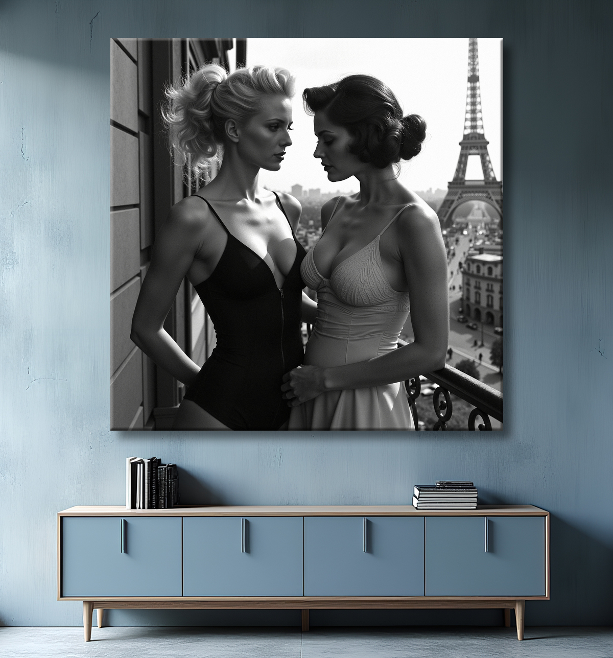 Tableau photographique noir et blanc élégant d'un couple de femmes sur un balcon parisien. Une scène intimiste, romantique et sobre, sans vulgarité.