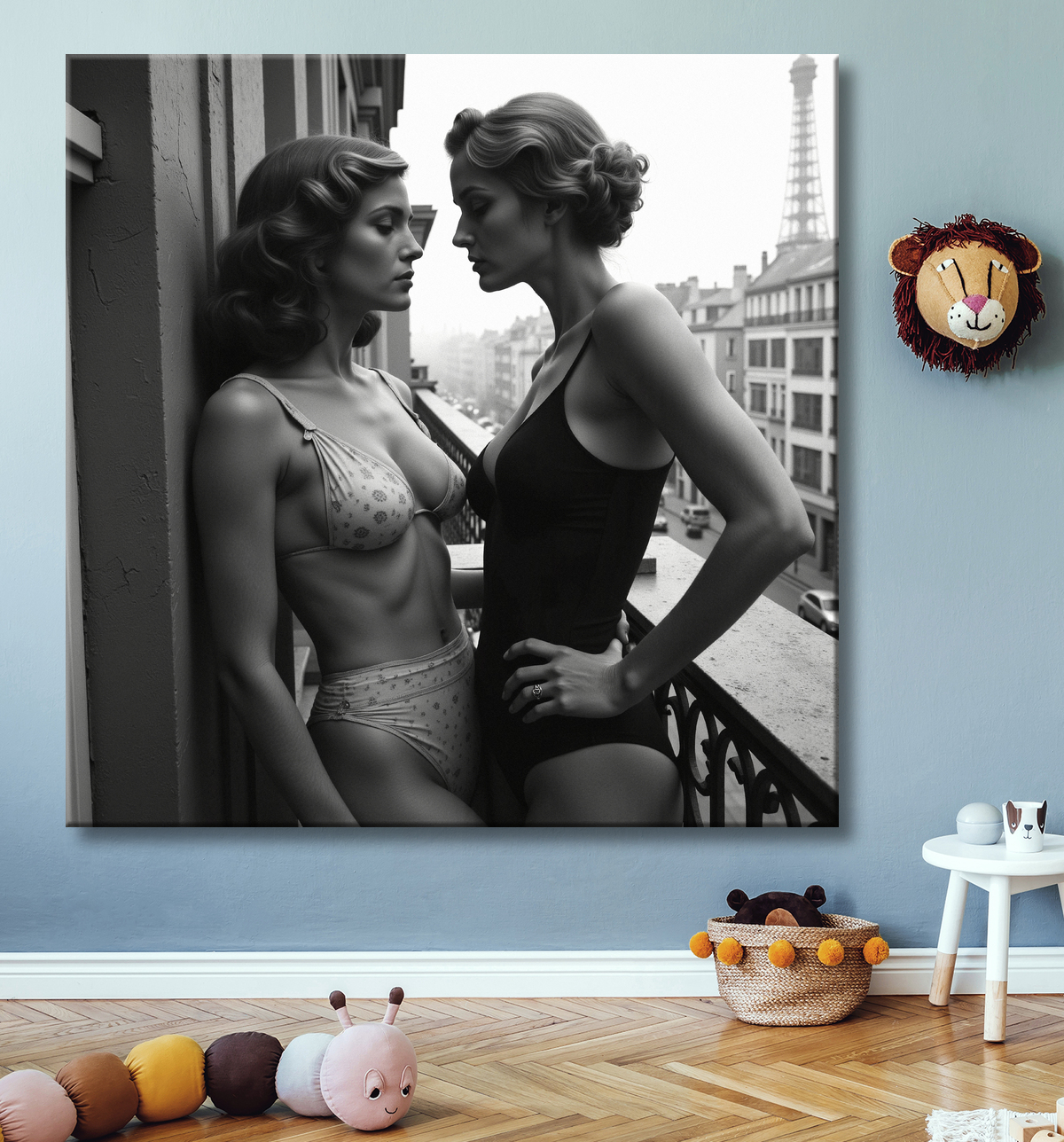 Tableau photographique noir et blanc élégant d'un couple de femmes sur un balcon parisien. Une scène intimiste, romantique et sobre, sans vulgarité.