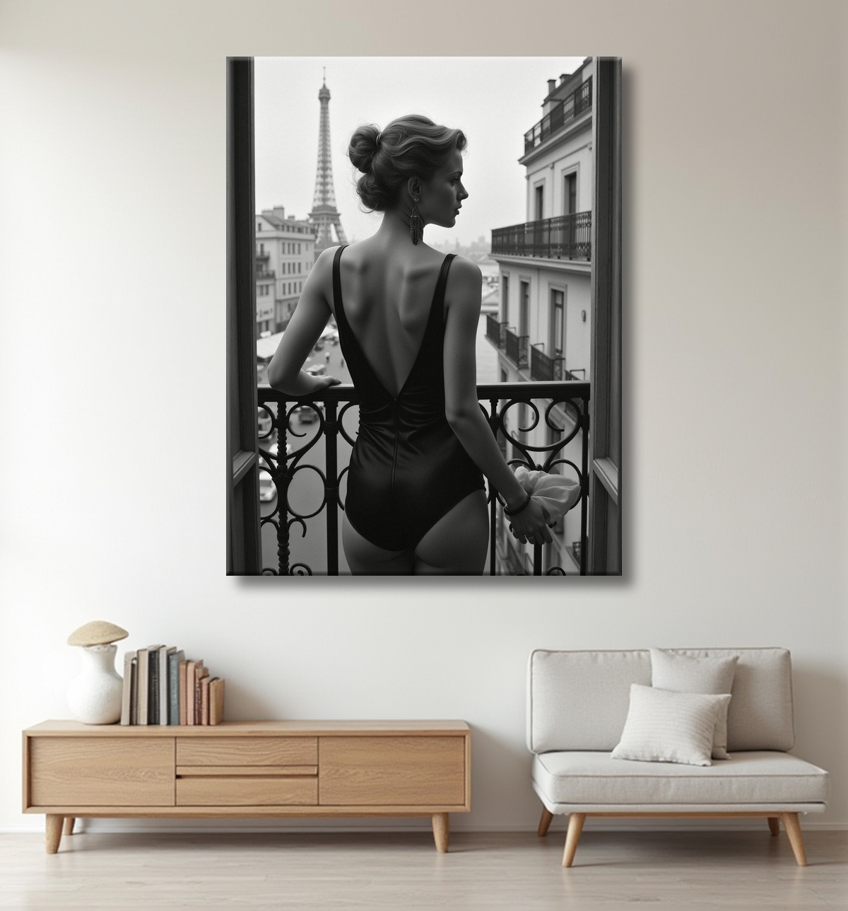 Tableau noir et blanc d'une femme en lingerie, observant Paris depuis un balcon. Une scène sobre et élégante, à l’esthétique intimiste avec vue sur la capitale.