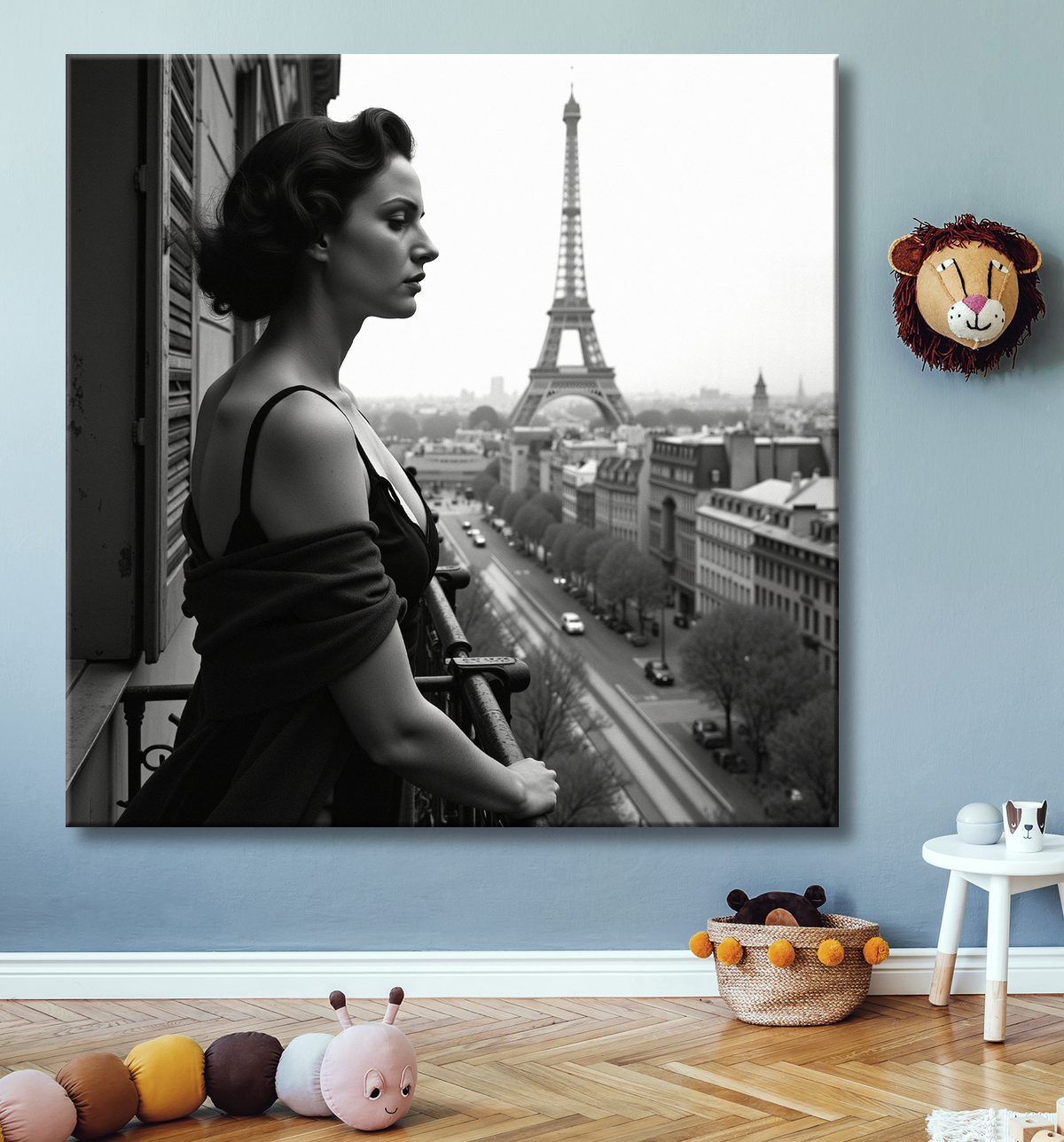 Tableau noir et blanc d'une femme en lingerie, observant Paris depuis un balcon. Une scène sobre et élégante, à l’esthétique intimiste avec vue sur la capitale.