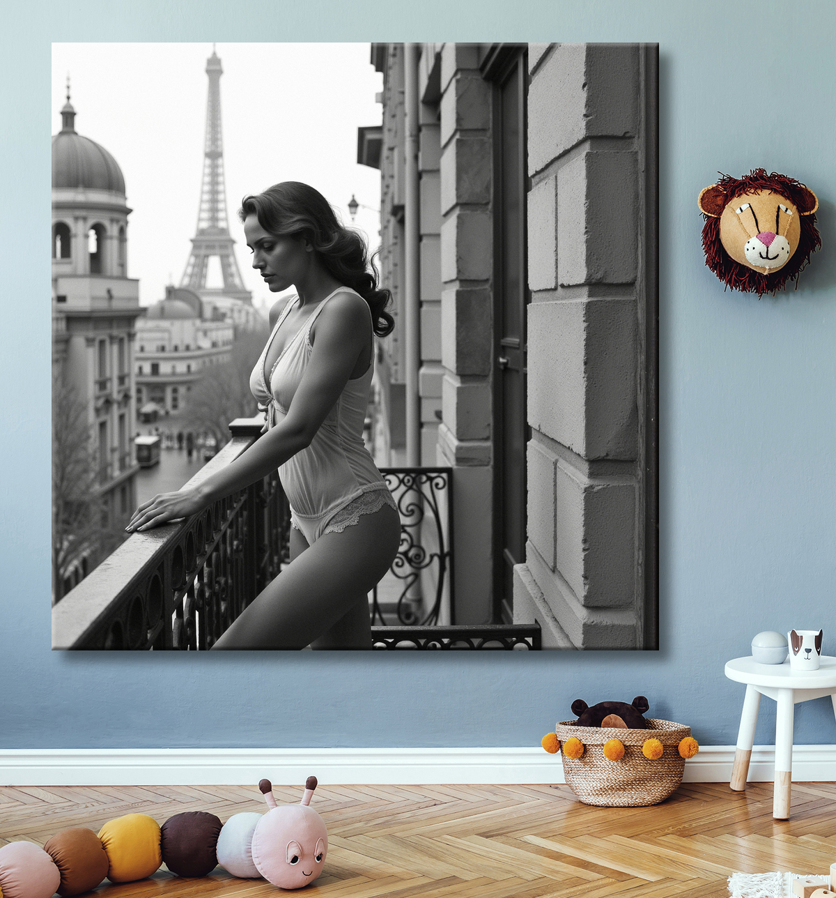 Tableau noir et blanc d'une femme en lingerie, observant Paris depuis un balcon. Une scène sobre et élégante, à l’esthétique intimiste avec vue sur la capitale.