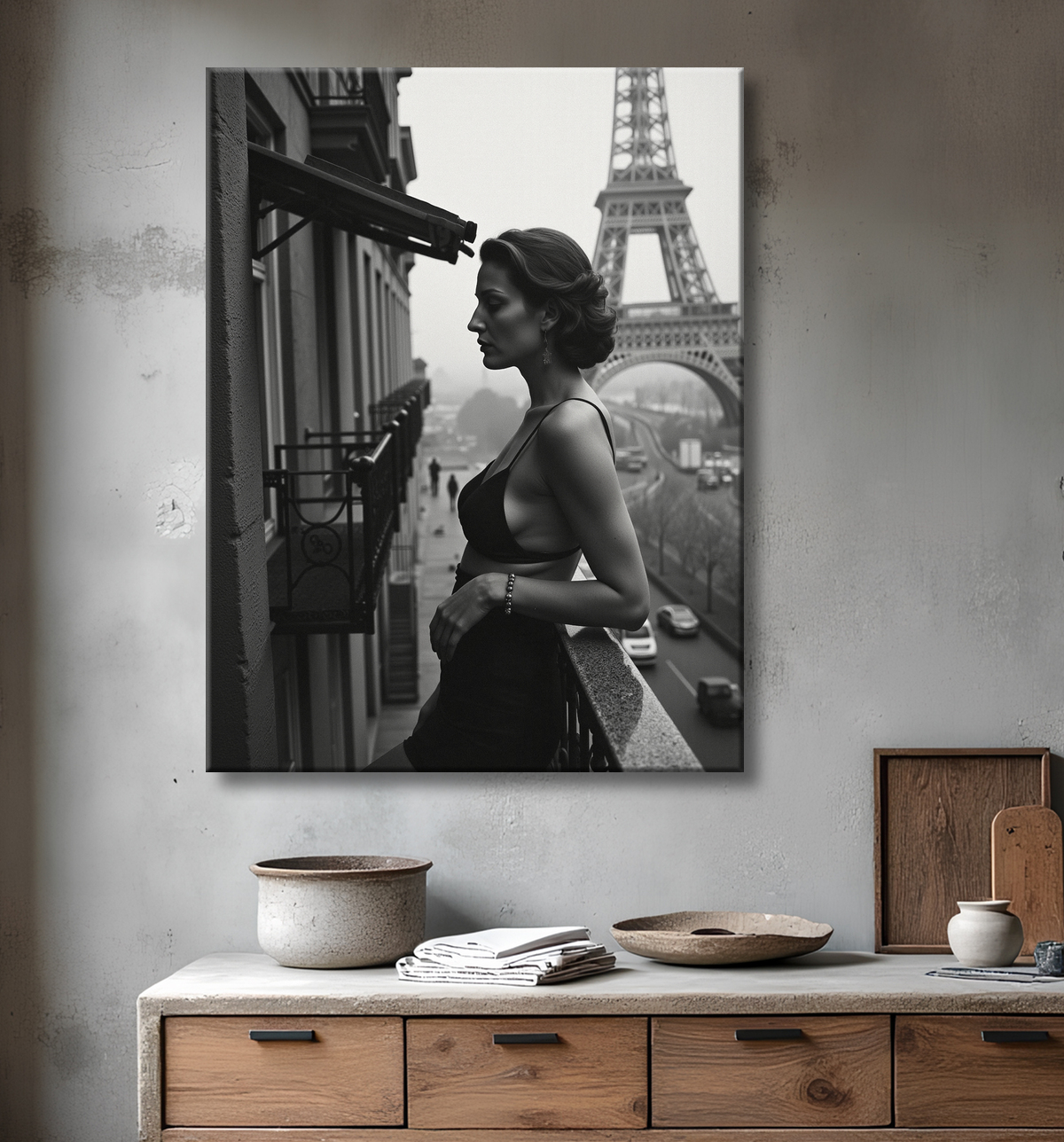 Tableau noir et blanc d'une femme en lingerie, observant Paris depuis un balcon. Une scène sobre et élégante, à l’esthétique intimiste avec vue sur la capitale.