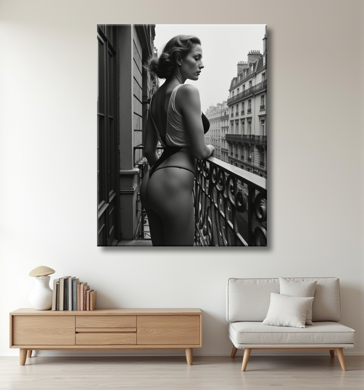 Tableau noir et blanc d'une femme en lingerie, observant Paris depuis un balcon. Une scène sobre et élégante, à l’esthétique intimiste avec vue sur la capitale.