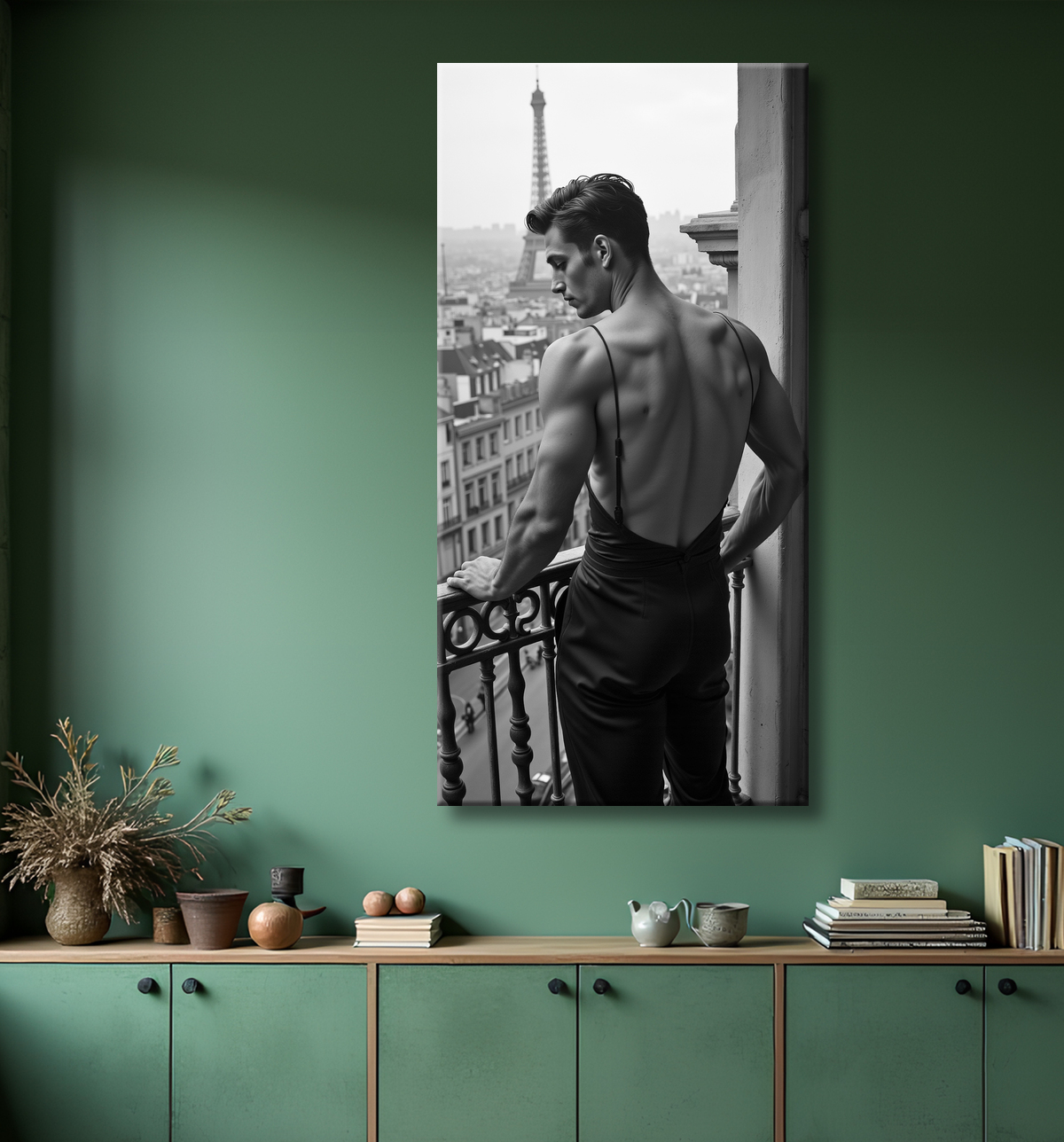Tableau en noir et blanc représentant un homme en tenue décontractée sur un balcon parisien. Une scène élégante, sobre et contemporaine avec vue sur Paris.
