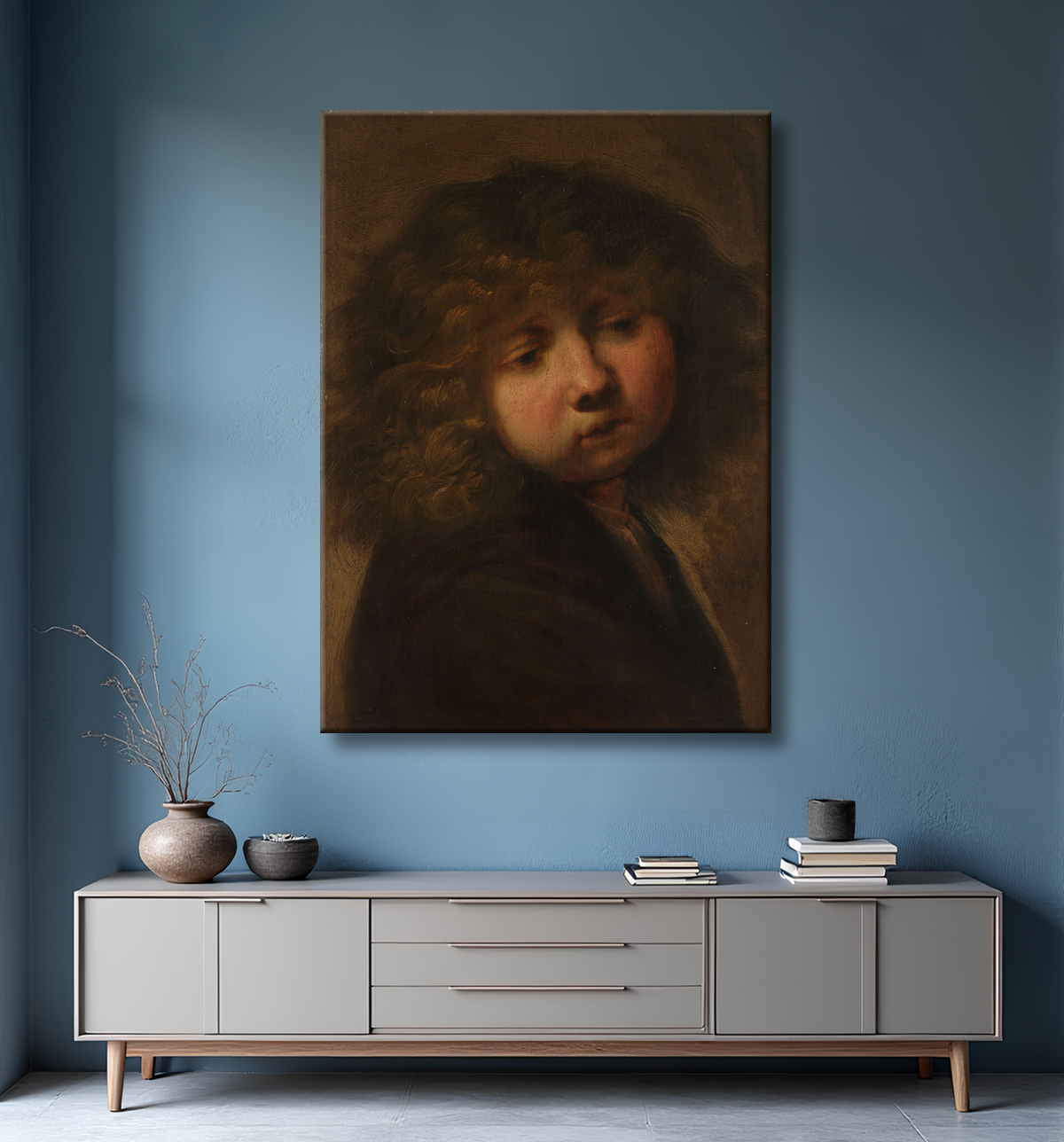 Affiche encadrée de qualité premium made in France ou toile fine art. Tête de garçon. visage de garçon. Buste de garçon aux longs cheveux bouclés, tourné vers la droite...